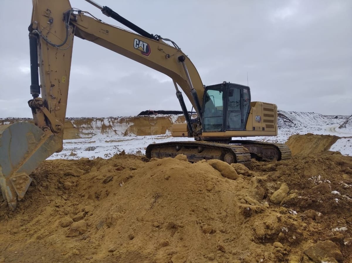 Гусеничный экскаватор Caterpillar 330 на объекте земляных работ