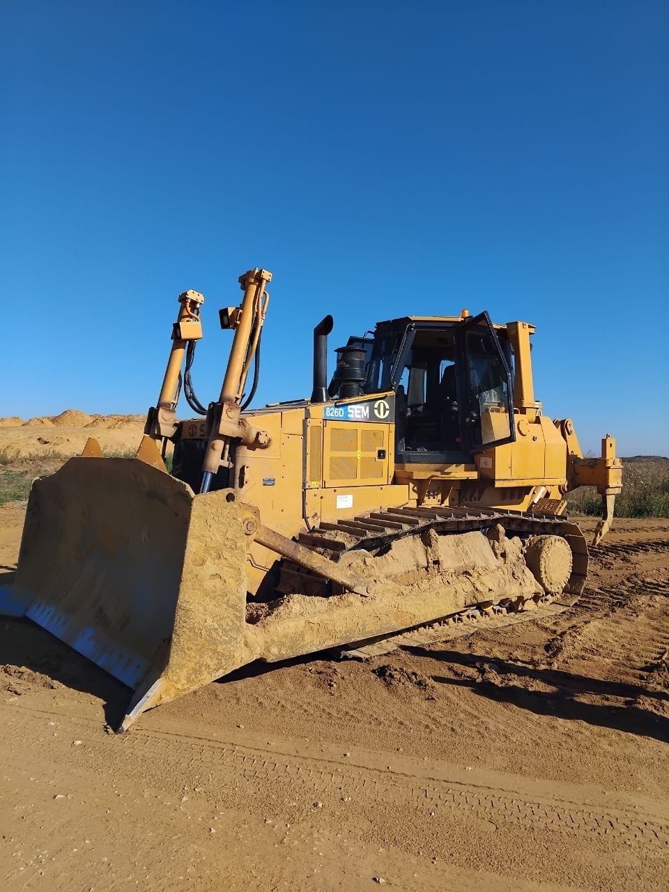 Бульдозер SEM 826D на строительной площадке
